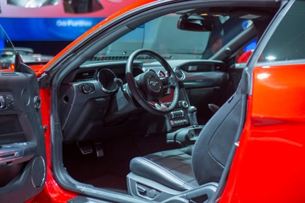 Ford chính thức ra mắt chiếc Mustang 2015 - 25 Và phiên bản Mustang 2015 coupé cùng người mẫu Ala Mulally